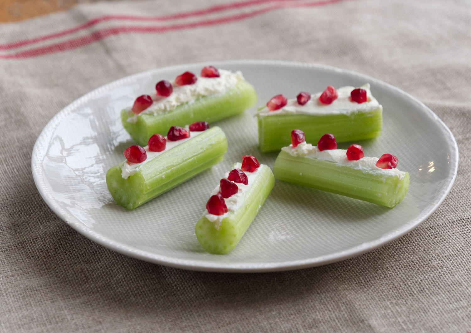 cream-cheese-pomegranate-logs-1500